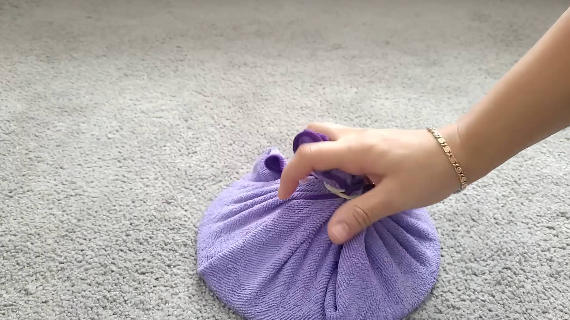 Couchreinigung mit Topfdeckel