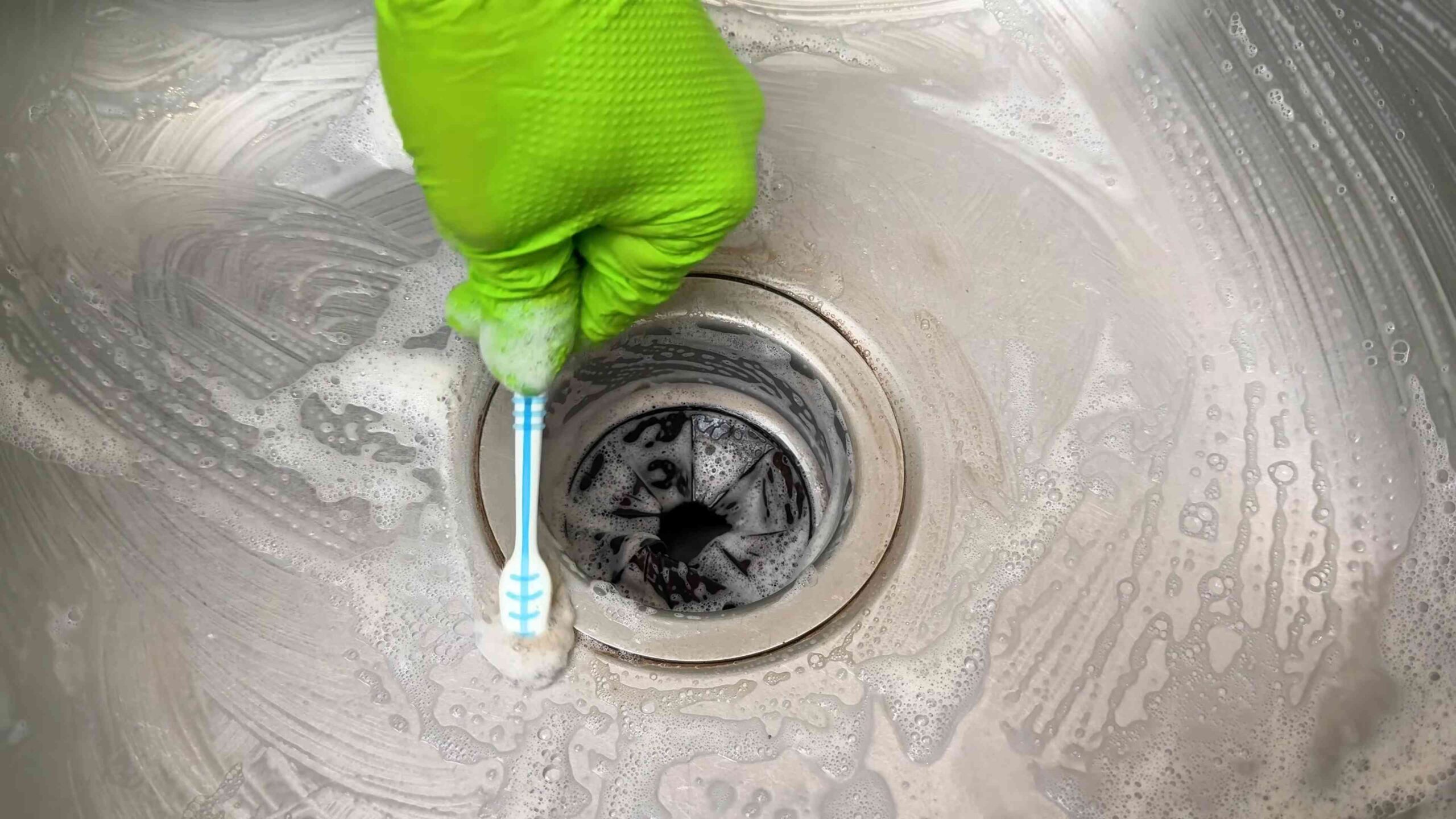 Edelstahlspüle richtig reinigen