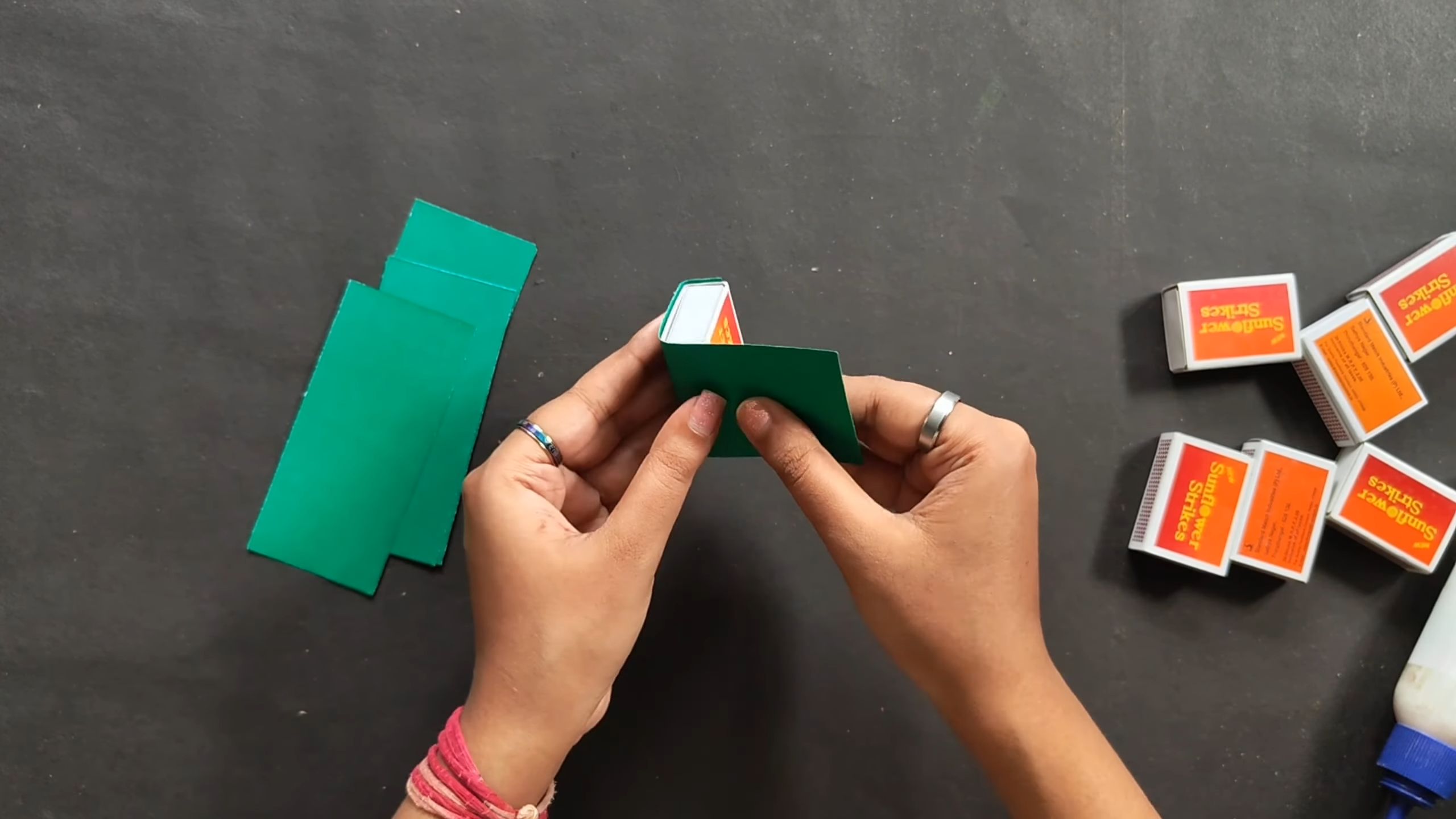 Kreative Wandkunst aus Pappe